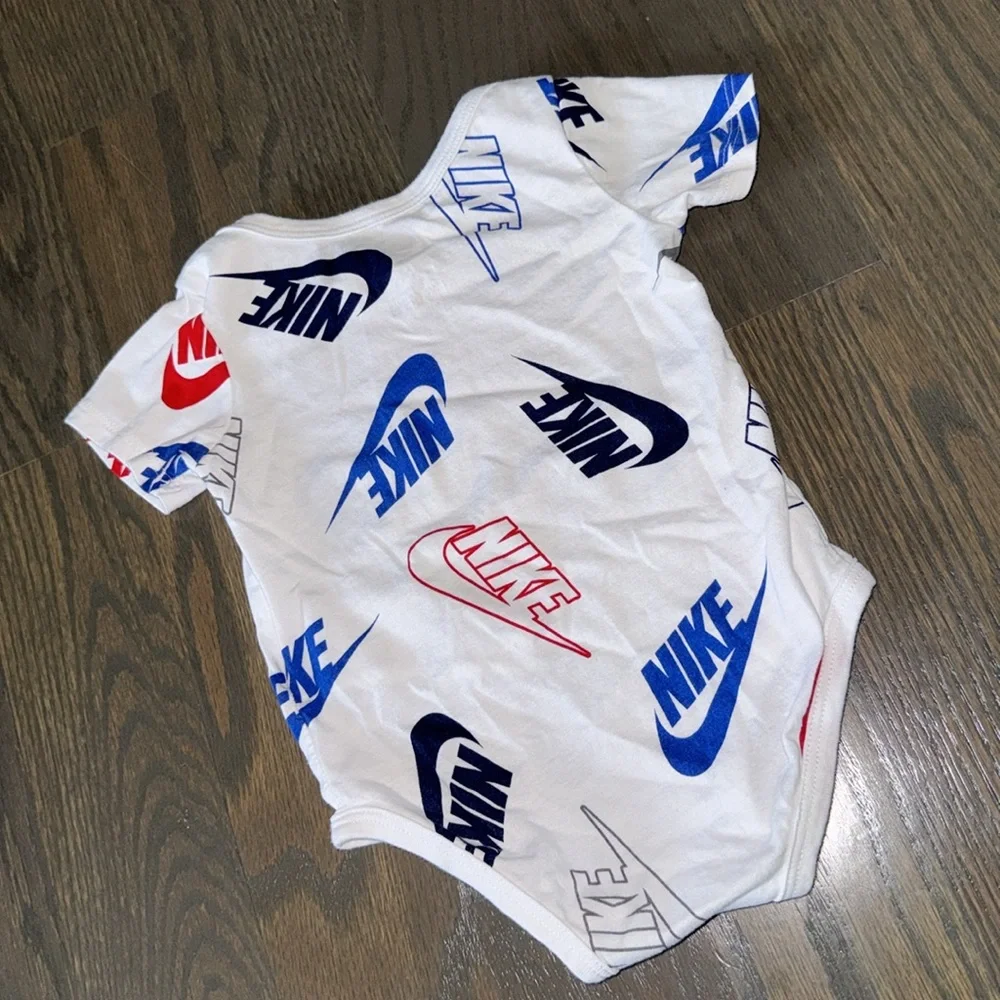 Nike Do It Short Sleeve Bodysuit & Shorts 2 Piece Set | 9M - Picture 6 of 8